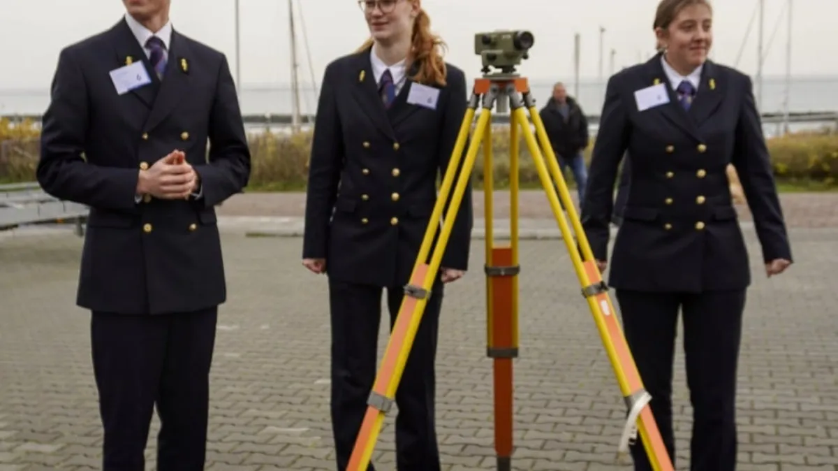 Uitleg OT materiaal tijdens open dag miwb